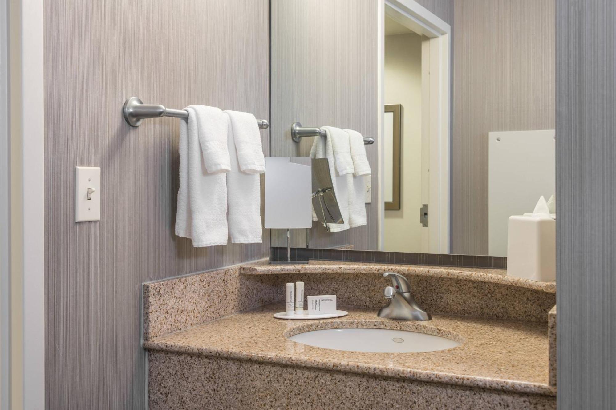 Courtyard By Marriott Newark-University Of Delaware Экстерьер фото